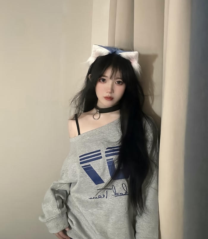 Hình cosplay mèo gương mặt thanh thoát