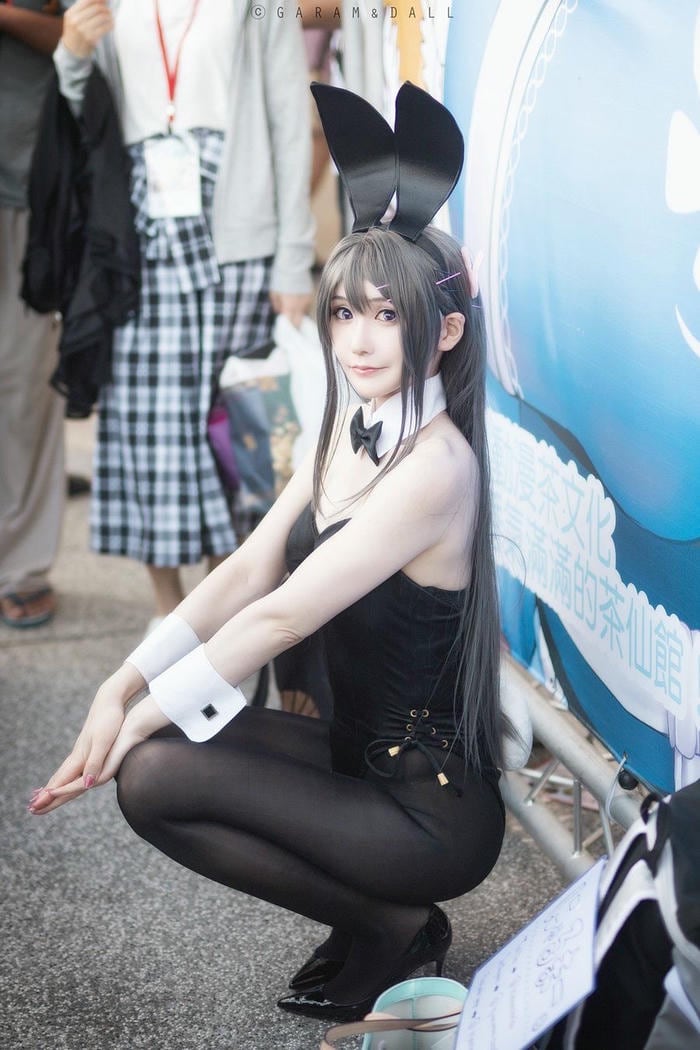 Hình cosplay thỏ khoe nụ cười tươi