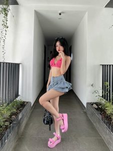 Lê Kim Loan bikini phong cách thời trang biển cuốn hút