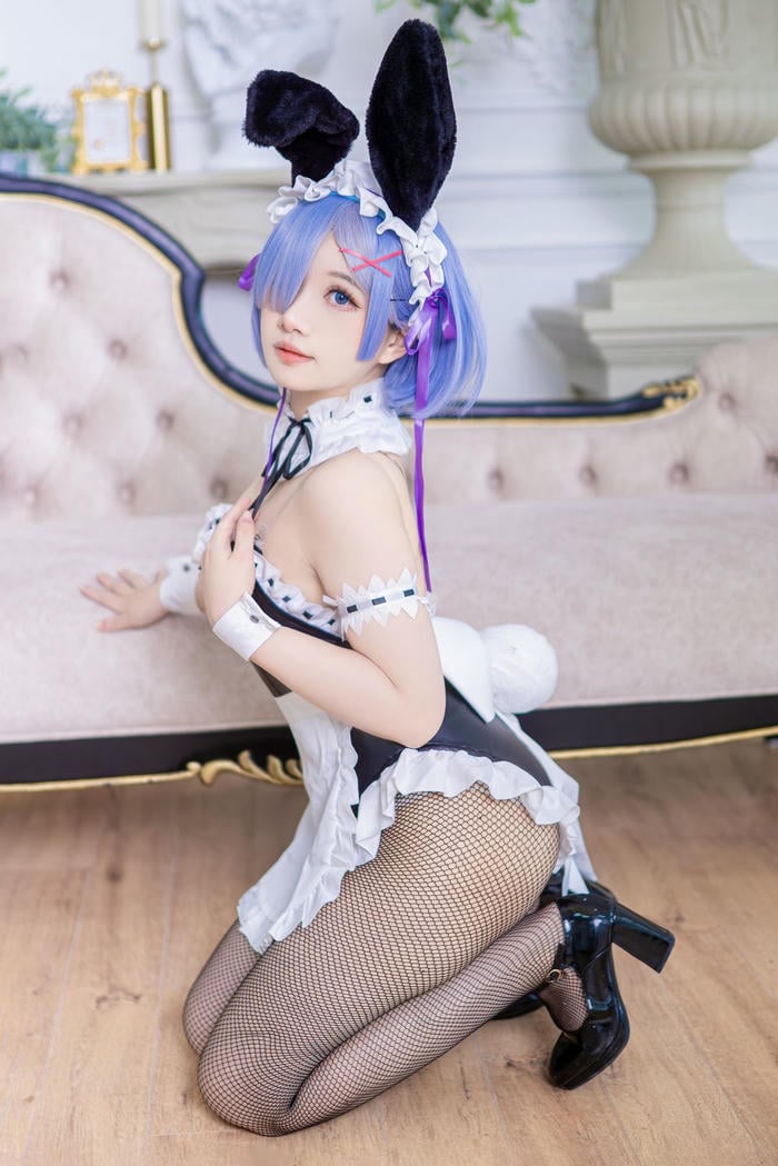 Mẫu đẹp cosplay thỏ biểu cảm ngại ngùng đáng yêu