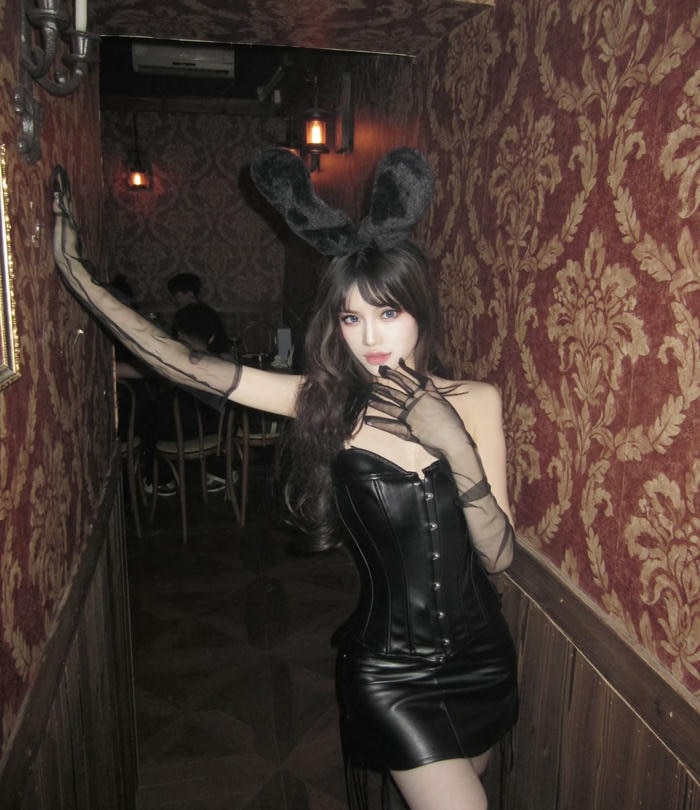 Mẫu nữ cosplay thỏ gương mặt trong trẻo