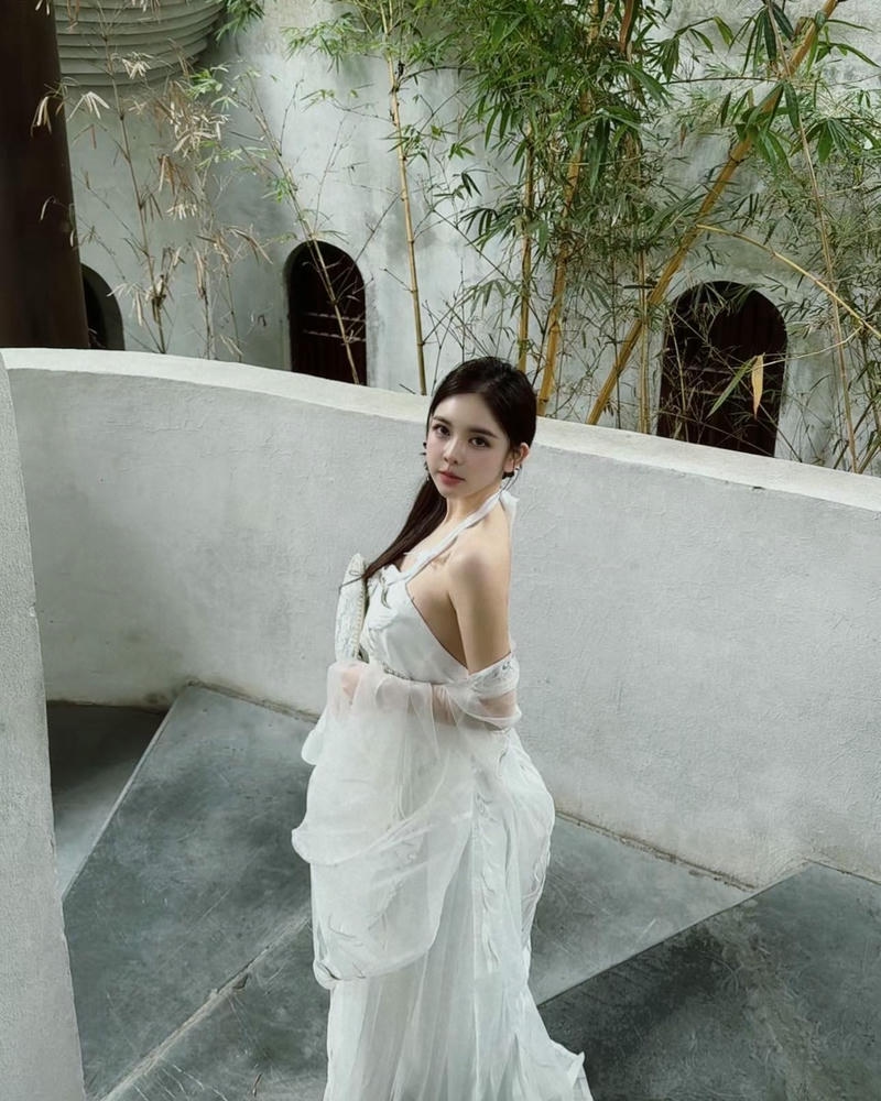 Tạo dáng đẹp ảnh trần huyền châu tinh tế