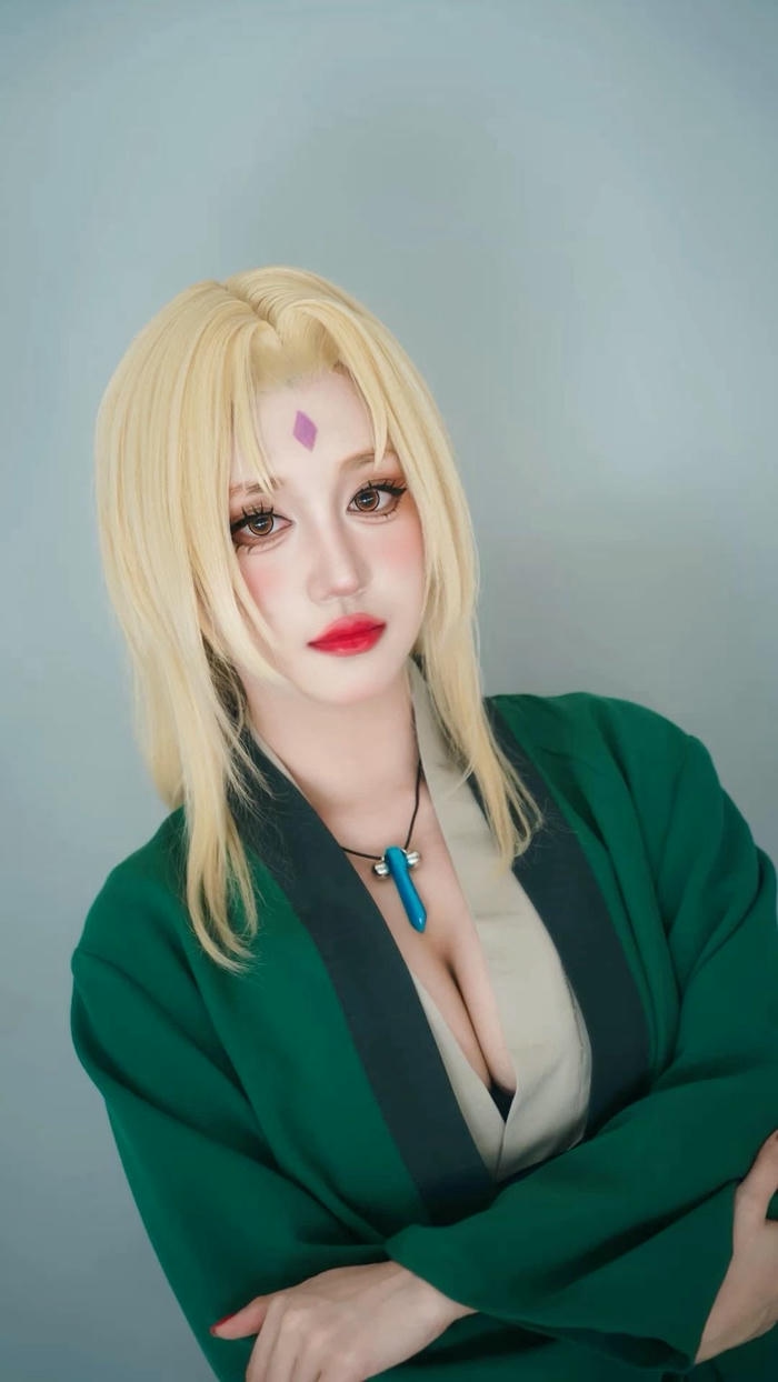 ảnh cosplay Tsunade biểu cảm sắc lạnh