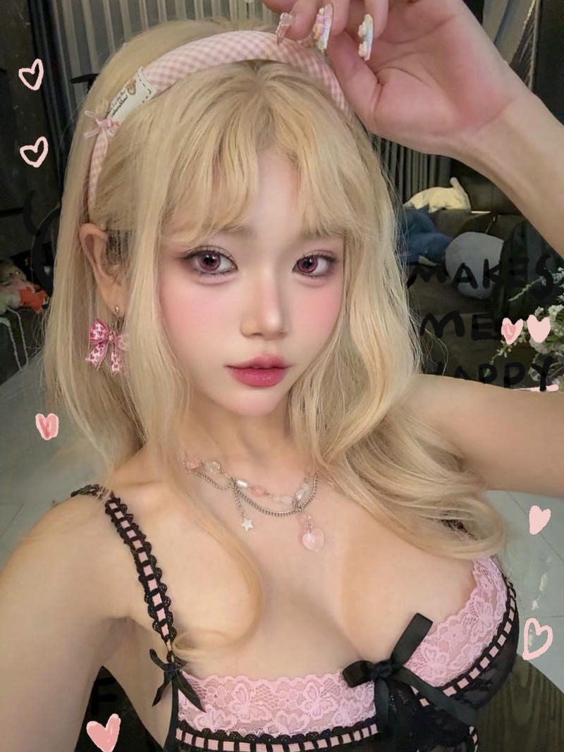 hình Zinie Quỳnh cosplay chụp ngoài trời