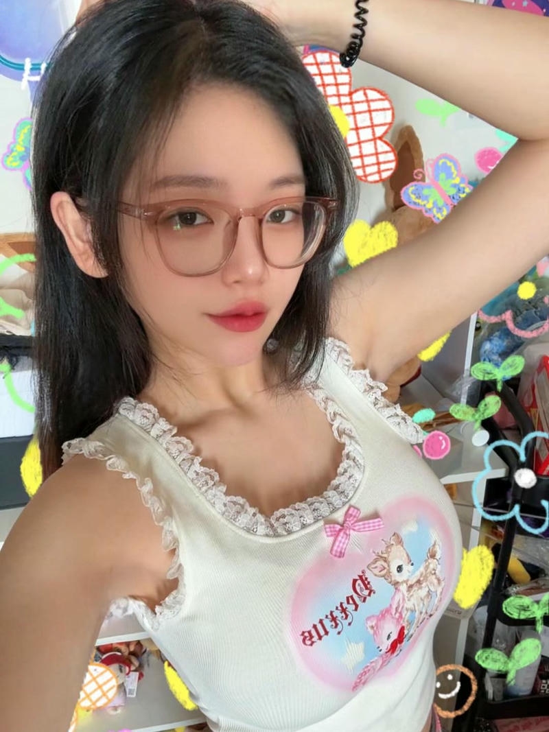 hình Zinie Quỳnh cosplay concept hiện đại