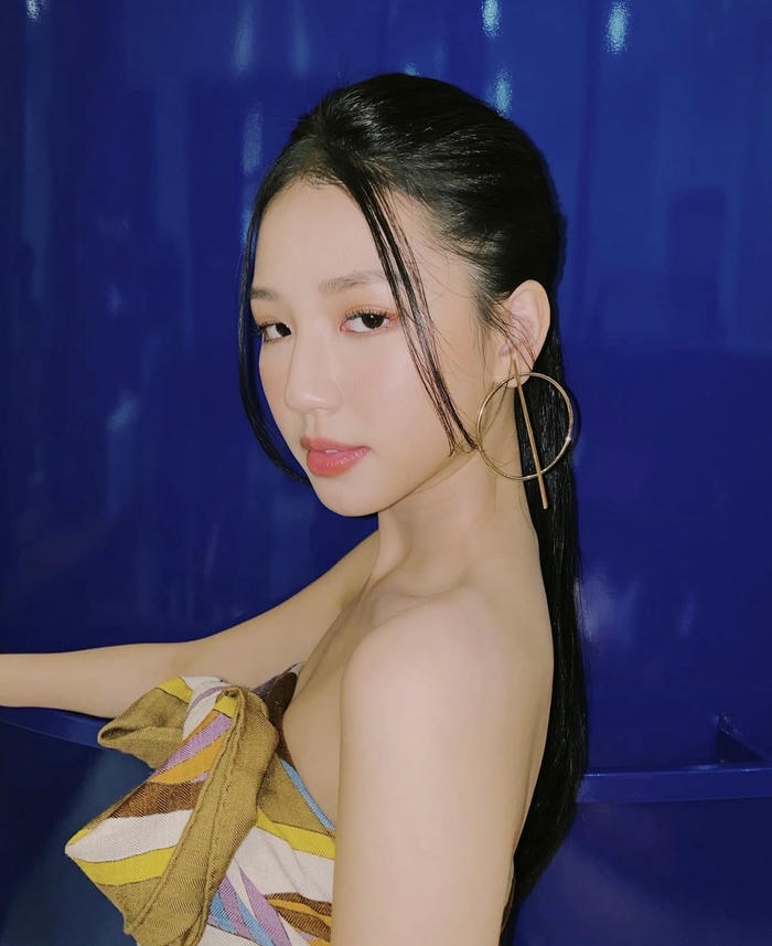 Amee sexy diện váy biểu diễn