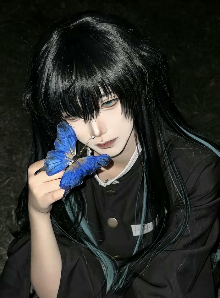 Ảnh Cosplay Muichiro cực ngầu ánh mắt sắc