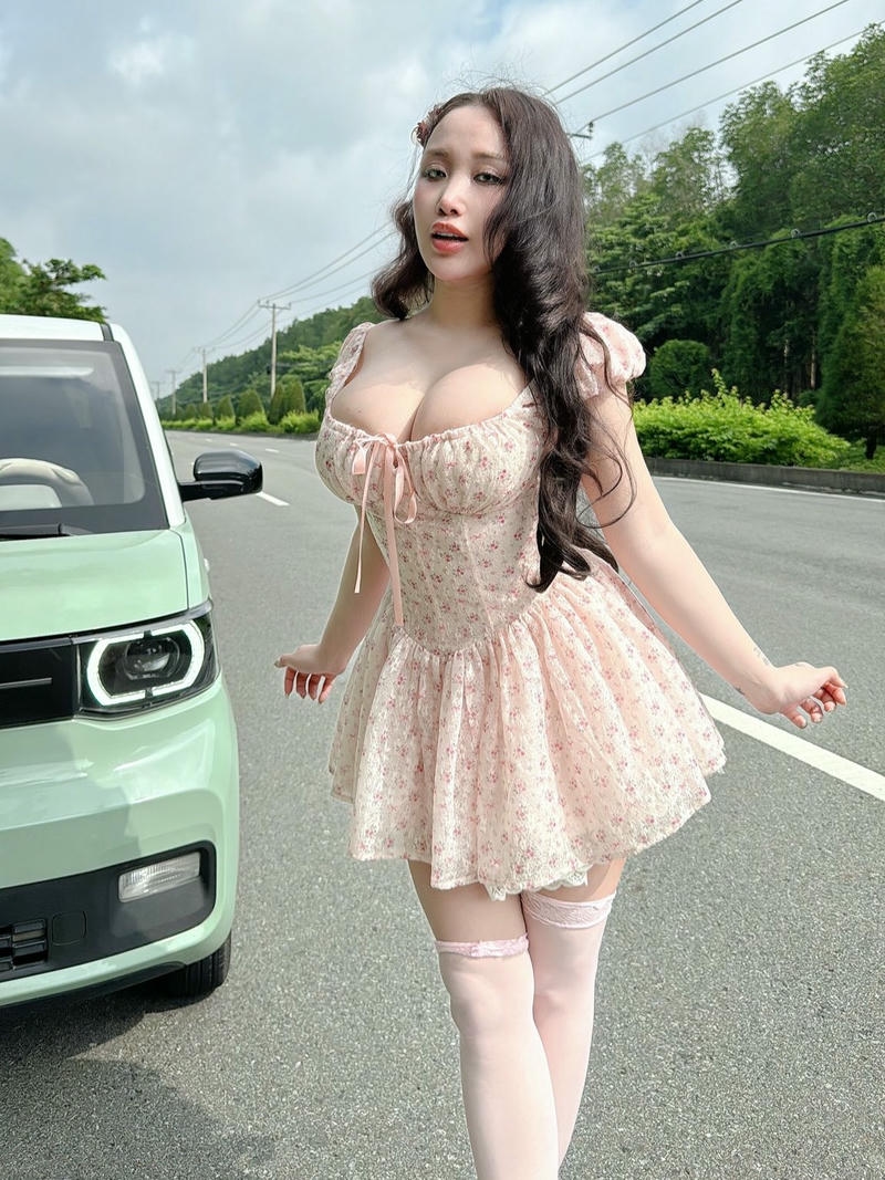 Ảnh Dương Nguyệt Cầm show hàng quyến rũ