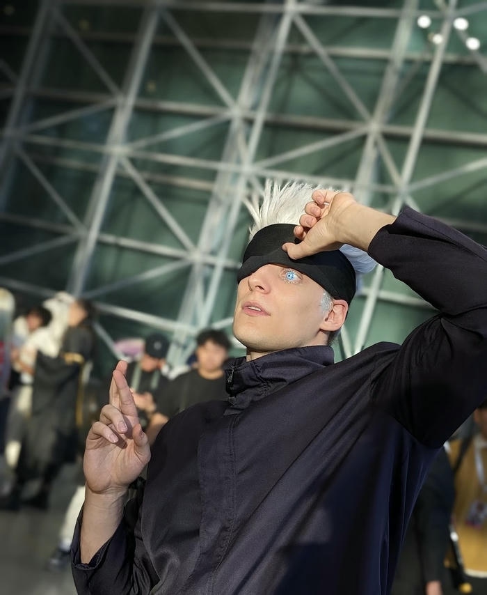Ảnh Gojo cosplay ánh nhìn sâu