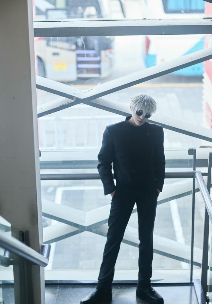 Ảnh Gojo cosplay tạo dáng hiên ngang