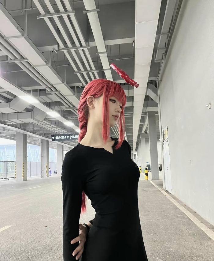 Ảnh Makima cosplay phong thái mạnh mẽ