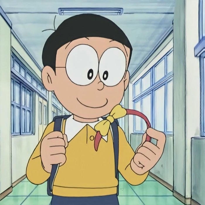 Ảnh Nobita đeo cặp sách đi học vui vẻ ở trường