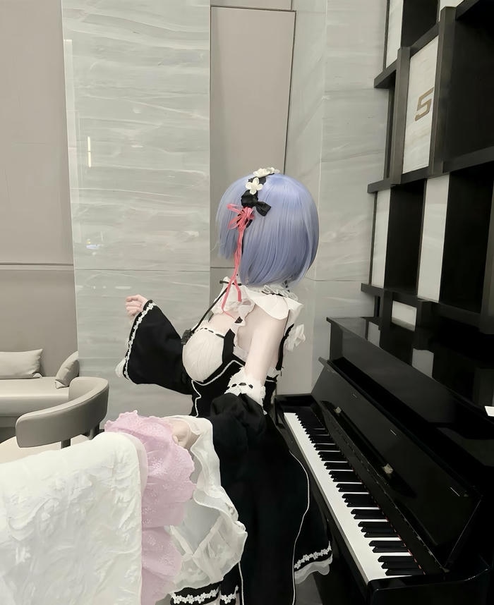 Ảnh Rem cosplay cute ánh mắt mềm