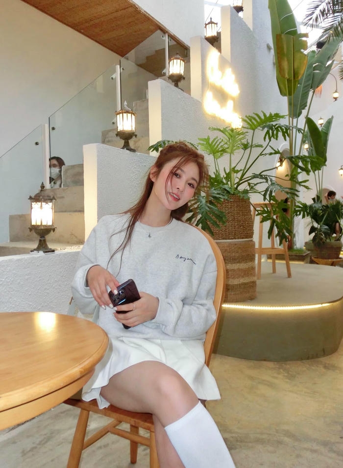 Ảnh Ribi Sachi nữ tính phong cách hiện đại