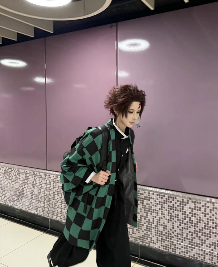 Ảnh Tanjiro cosplay ngầu lạnh ánh sáng