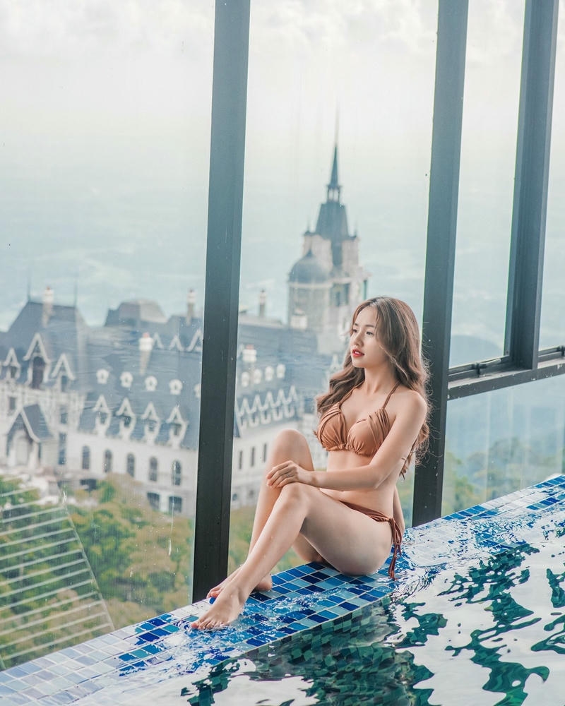 Ảnh Thị Nhung mặc bikini phong cách hiện đại