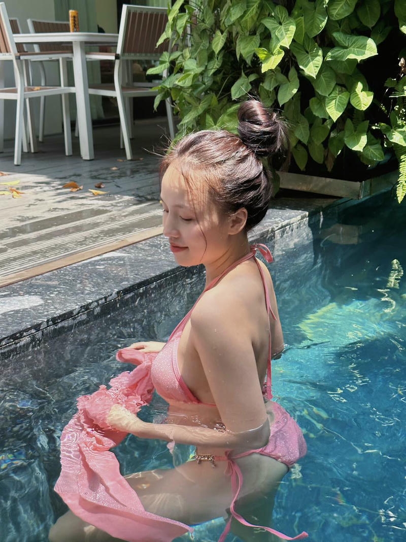 Ảnh Thị Nhung ngầu tạo dáng mạnh mẽ