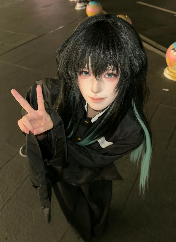 Ảnh cosplay Muichiro ánh mắt lạnh lùng