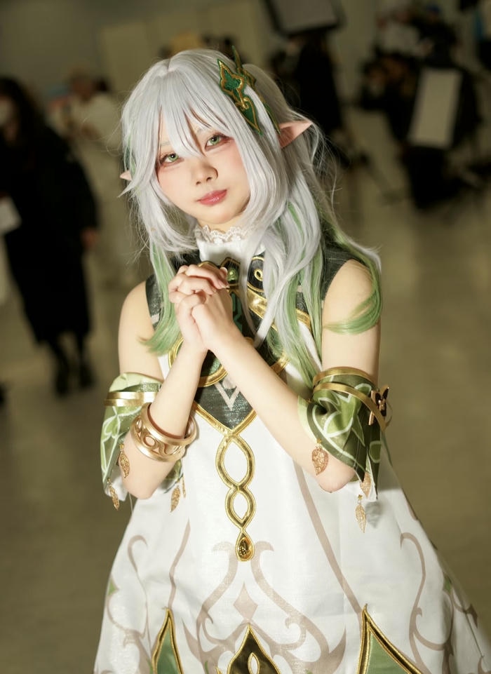 Ảnh cosplay Nahida dáng ngồi dịu dàng
