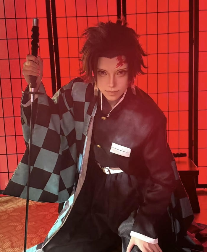 Ảnh cosplay Tanjiro thần thái mạnh mẽ