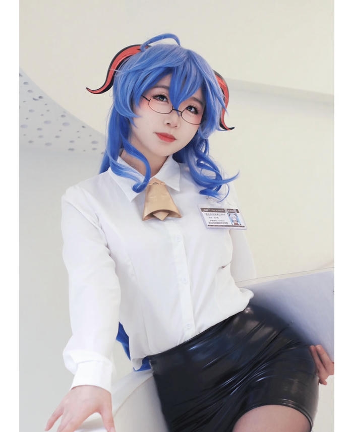 Ảnh cosplay thư ký biểu cảm tự nhiên