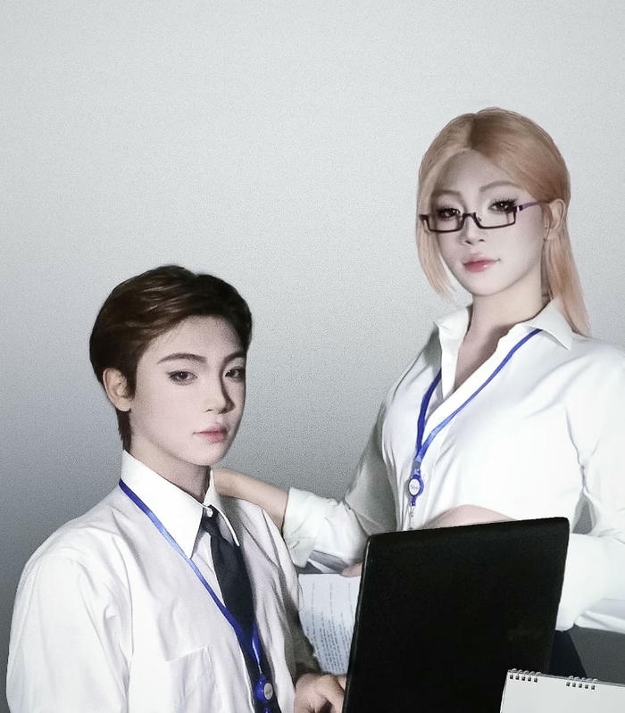 Ảnh cosplay thư ký làm việc cùng xếp