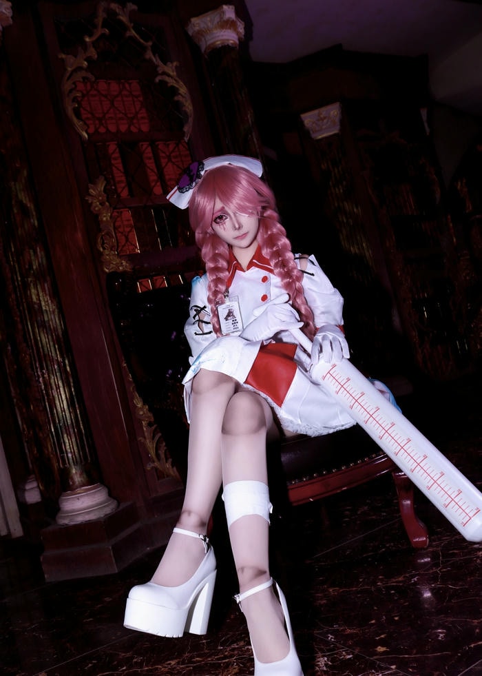 Ảnh cosplay y tá môi trường y khoa kinh dị