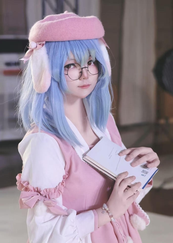 Ảnh gái xinh cosplay đồ hồng cute