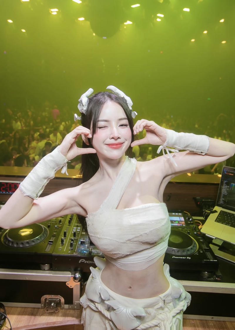 Ảnh sexy Dj Mie thời trang hiện đại