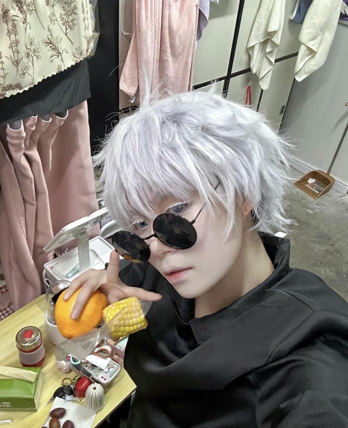 Cosplay Gojo dáng đứng mạnh mẽ