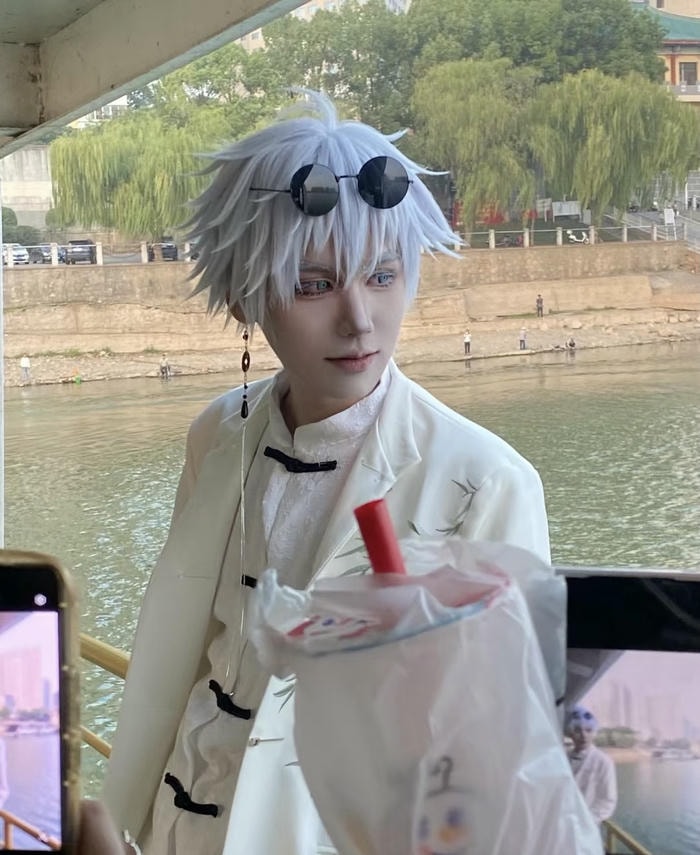 Cosplay Gojo phong thái quyền lực