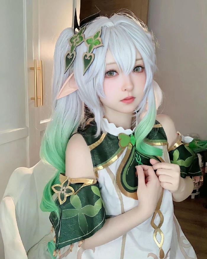 Cosplay Nahida ánh nhìn tự nhiên mềm