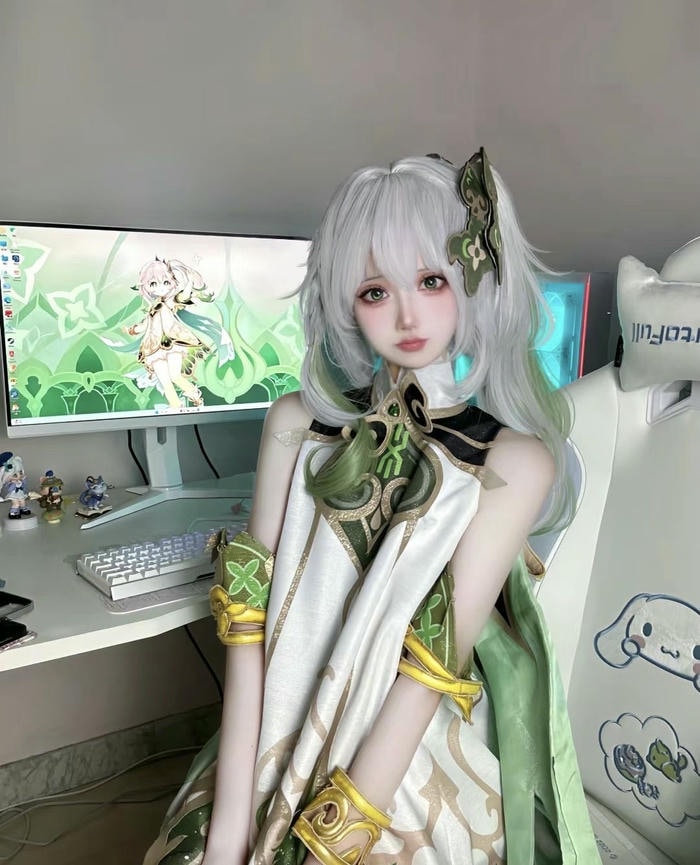 Cosplay Nahida dáng đứng nhẹ nhàng uyển