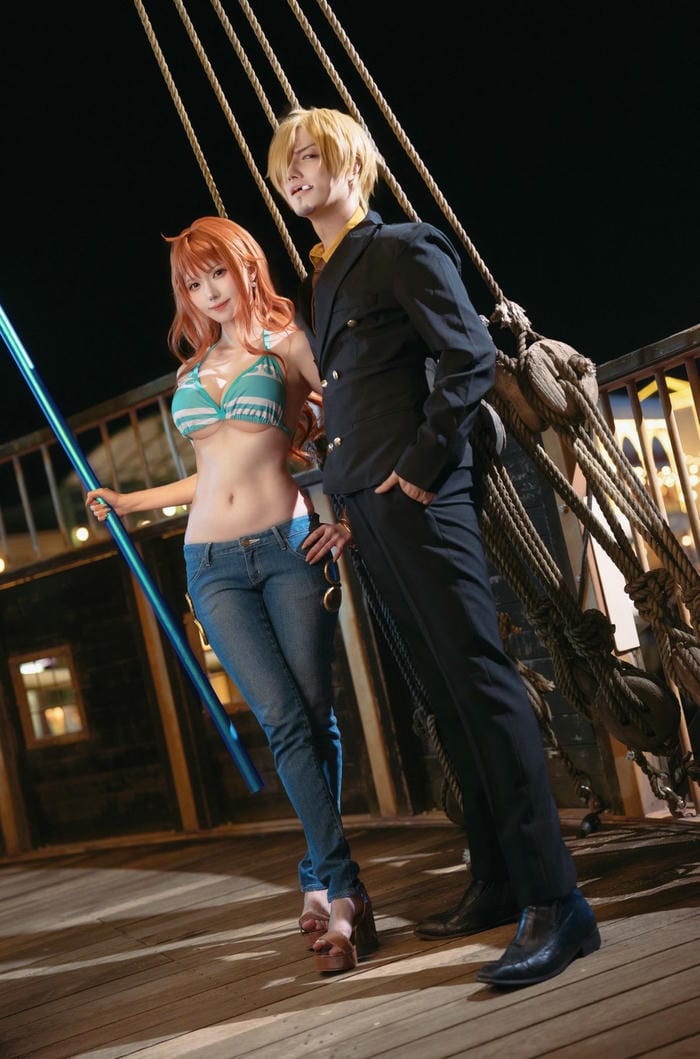 Cosplay One Piece dáng đứng tự tin nổi bật
