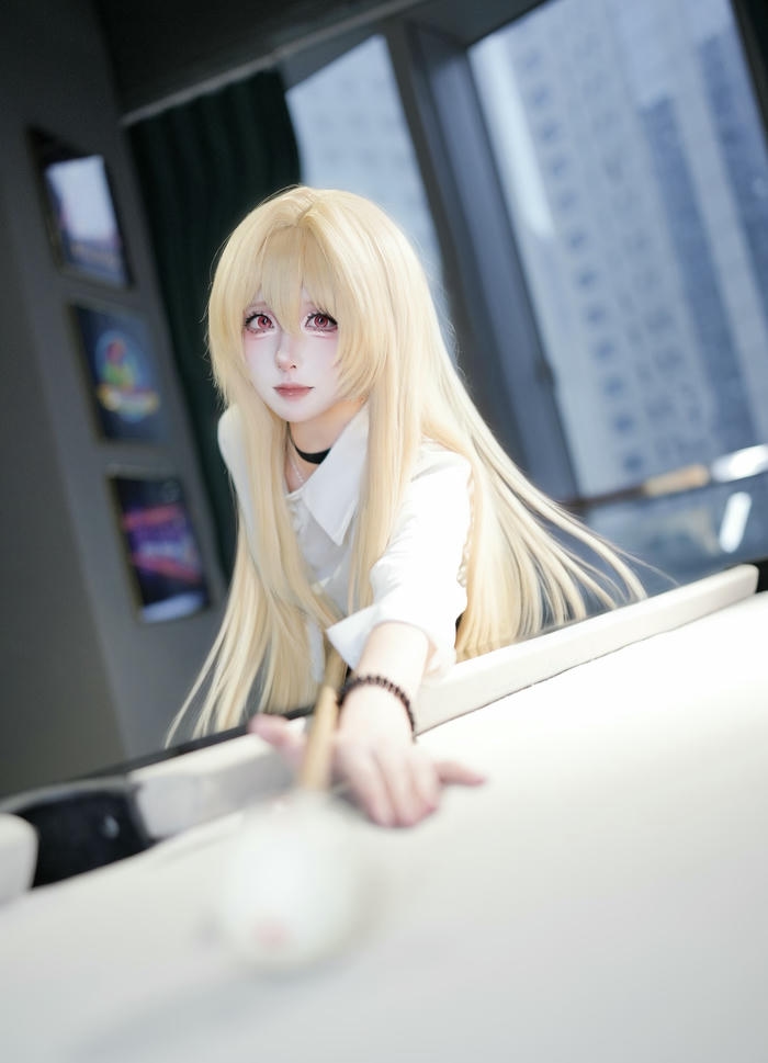 Cosplay thư ký gái xinh tóc vàng