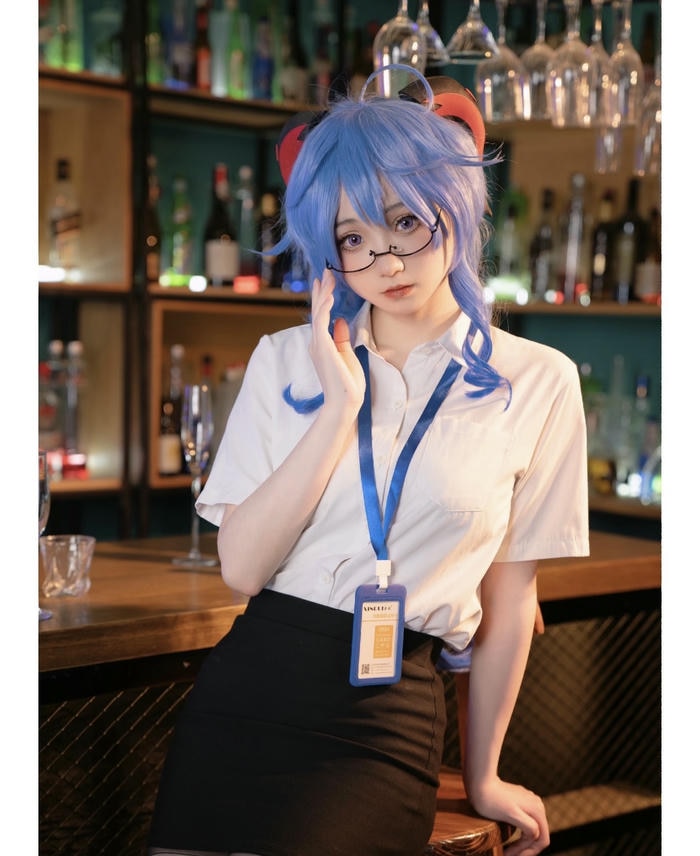 Cosplay thư ký gọn gàng chỉn chu