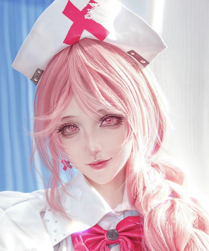 Cosplay y tá cô gái tóc hồng