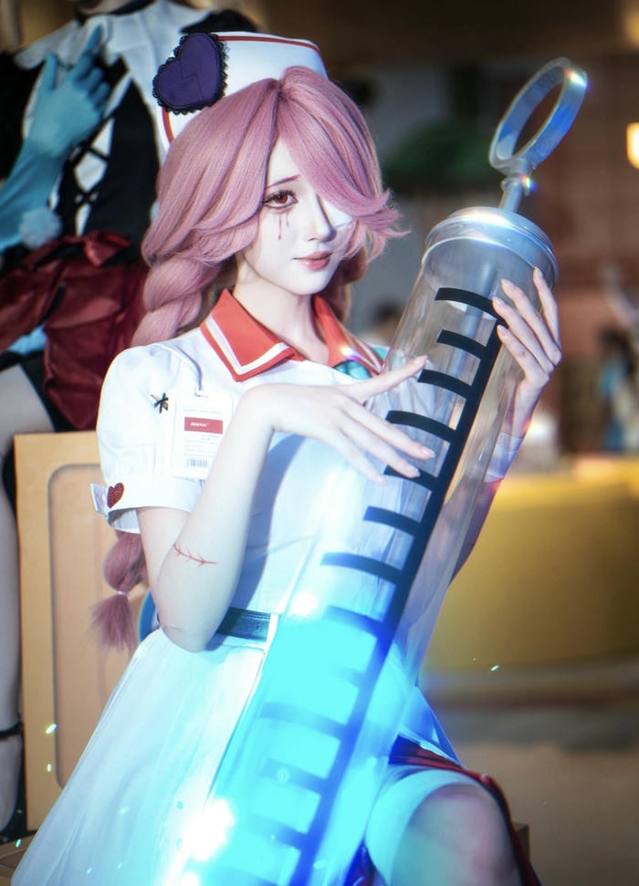 Cosplay y tá cùng cây tiêm khổng lồ