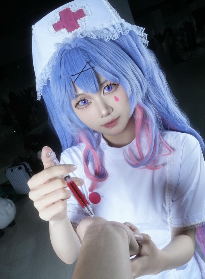 Cosplay y tá đang tiêm thuốc