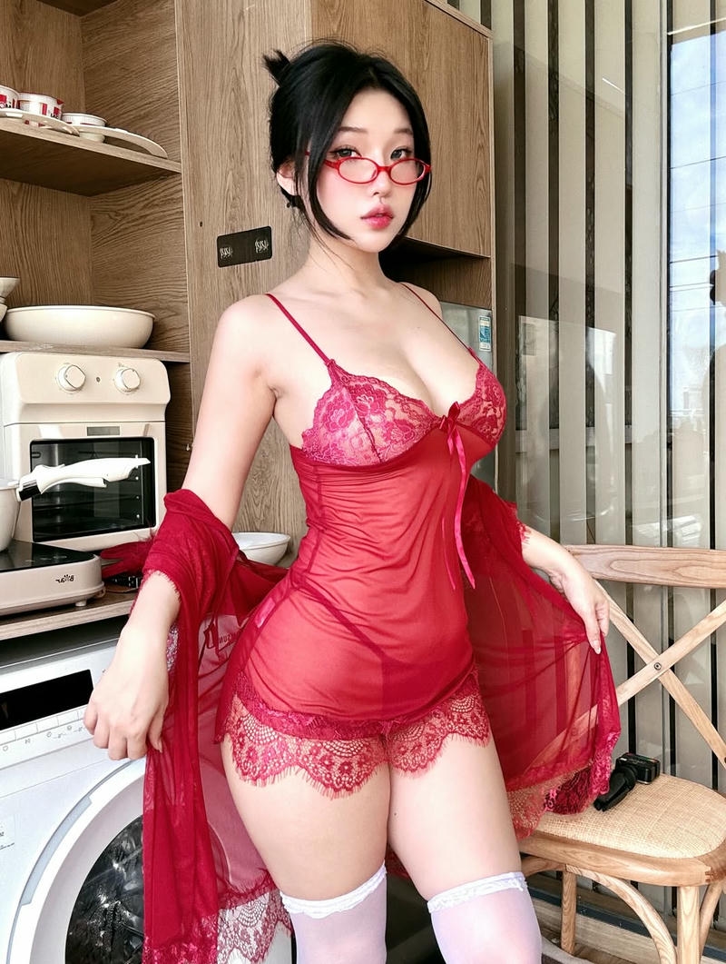 Duyên híp hot mặc váy ngủ đỏ rực rỡ trong bếp
