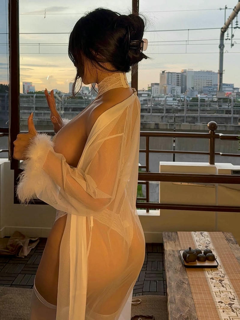 Duyên híp sexy tạo dáng nghiêng khoe đường cong cơ thể