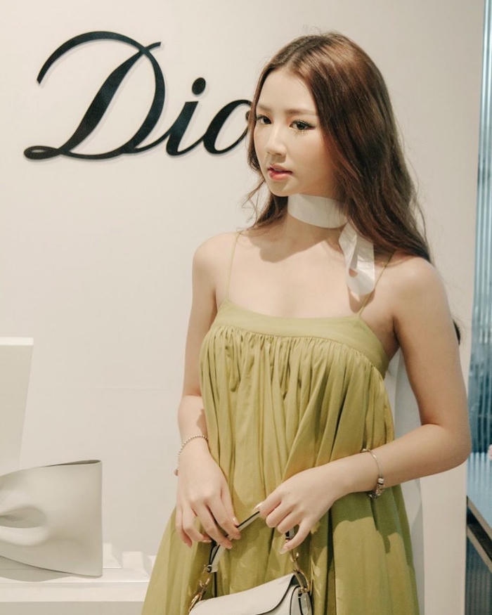 Gái đẹp Amee diện váy hai dây gợi cảm