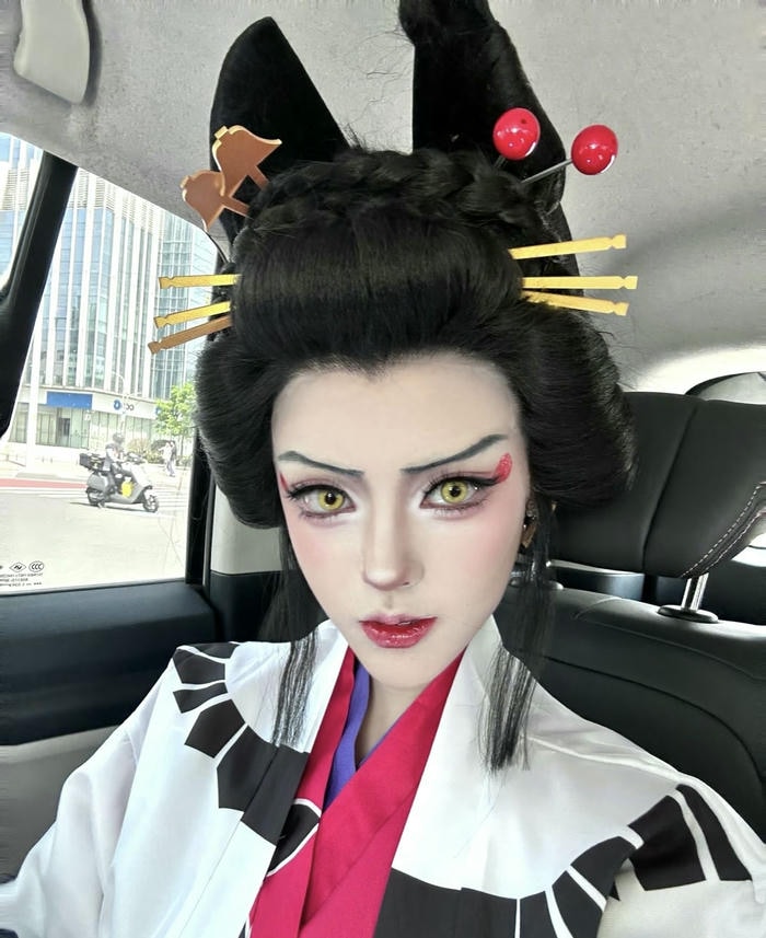 Gái đẹp Daki cosplay ánh nhìn sâu sắc