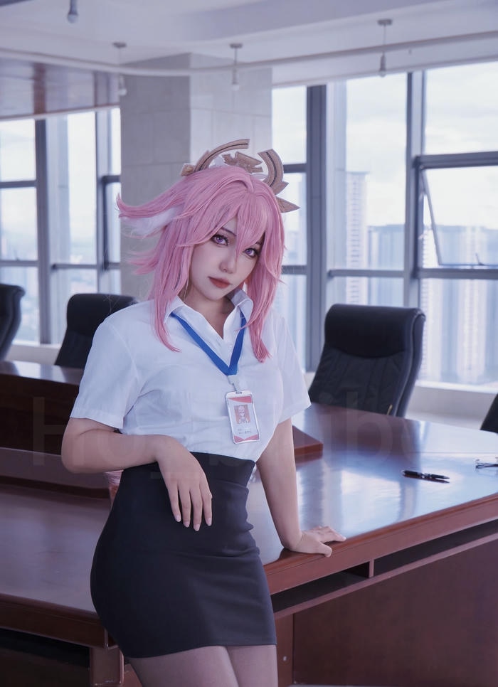 Gái đẹp cosplay thư ký tóc hồng