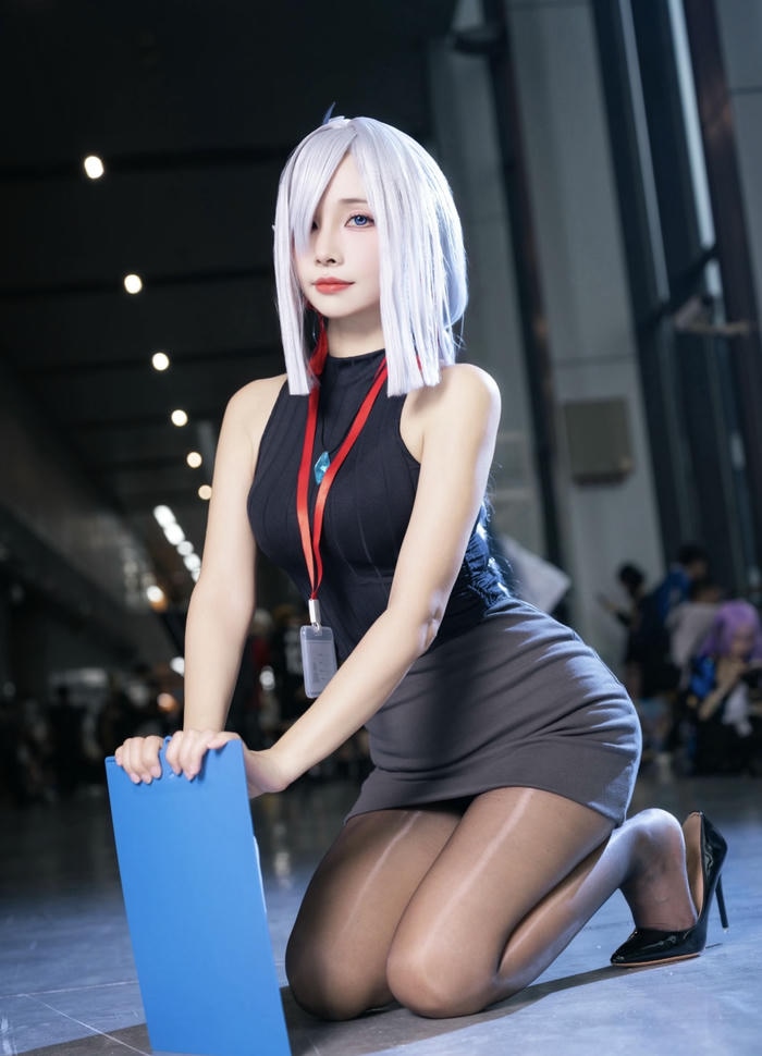 Gái xinh cosplay thư ký tạo ấn tượng