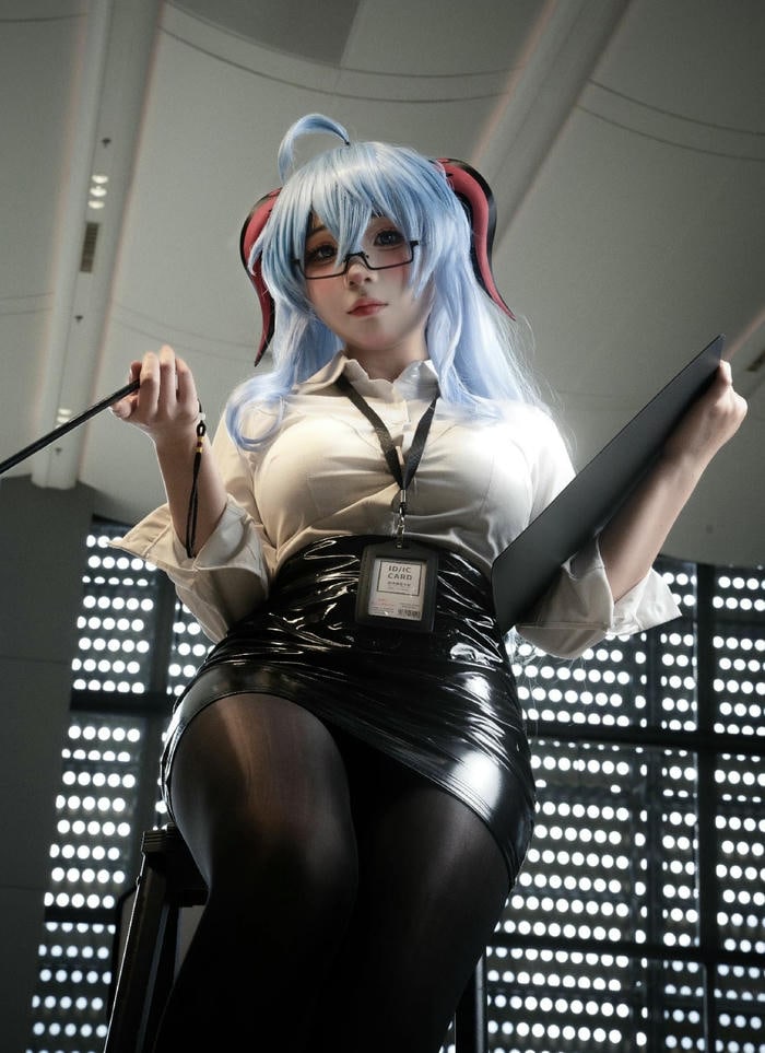 Gái xinh cosplay thư ký váy da sexy