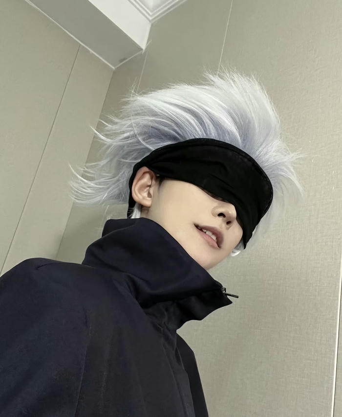 Gojo cosplay ánh nhìn lạnh sâu