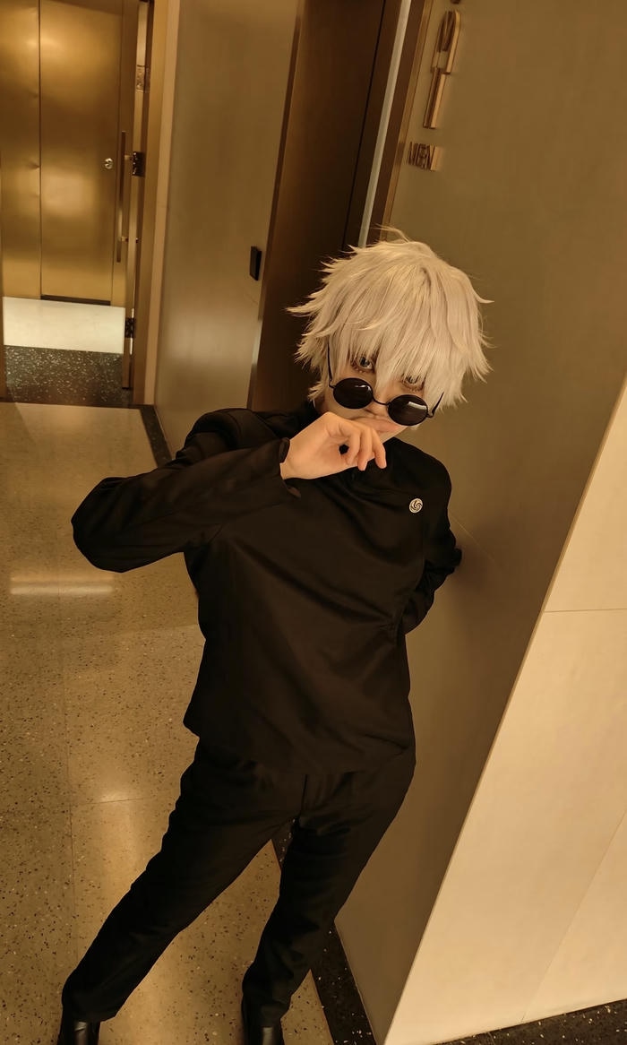 Gojo cosplay dáng đứng cực uy