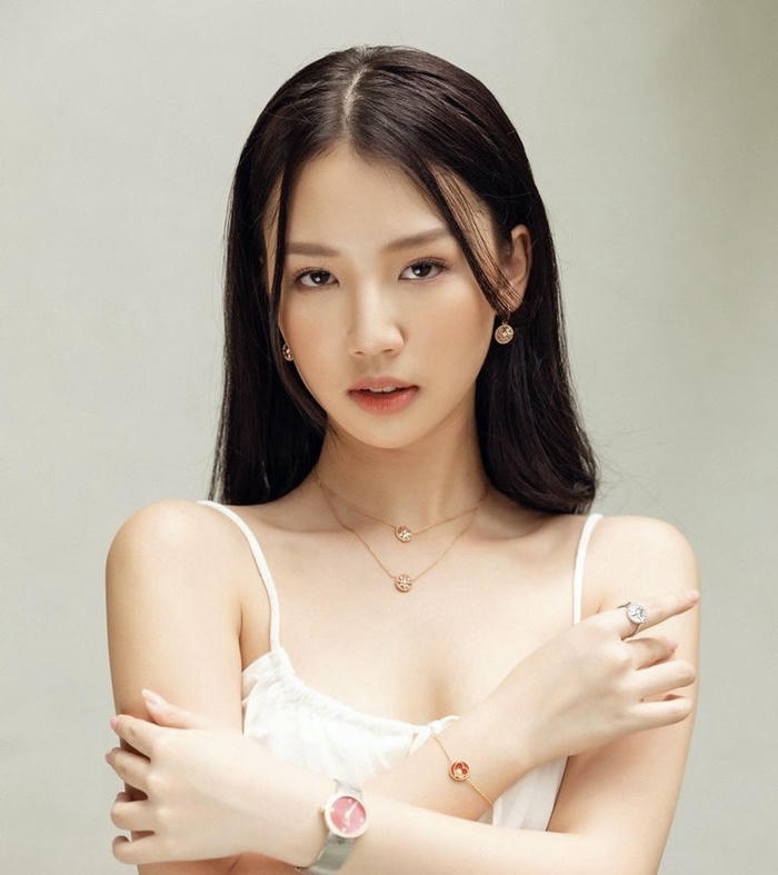 Hình Amee váy hai trắng tạo hình đẹp mắt