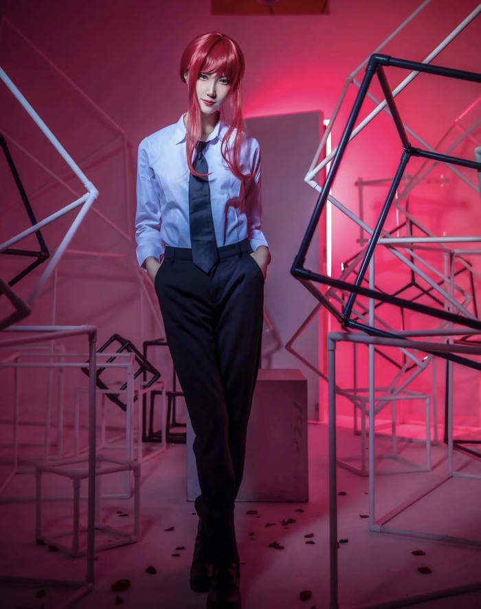 Hình Makima cosplay gợi cảm ánh mắt